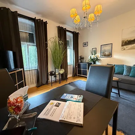 Komposch - Adults Only *